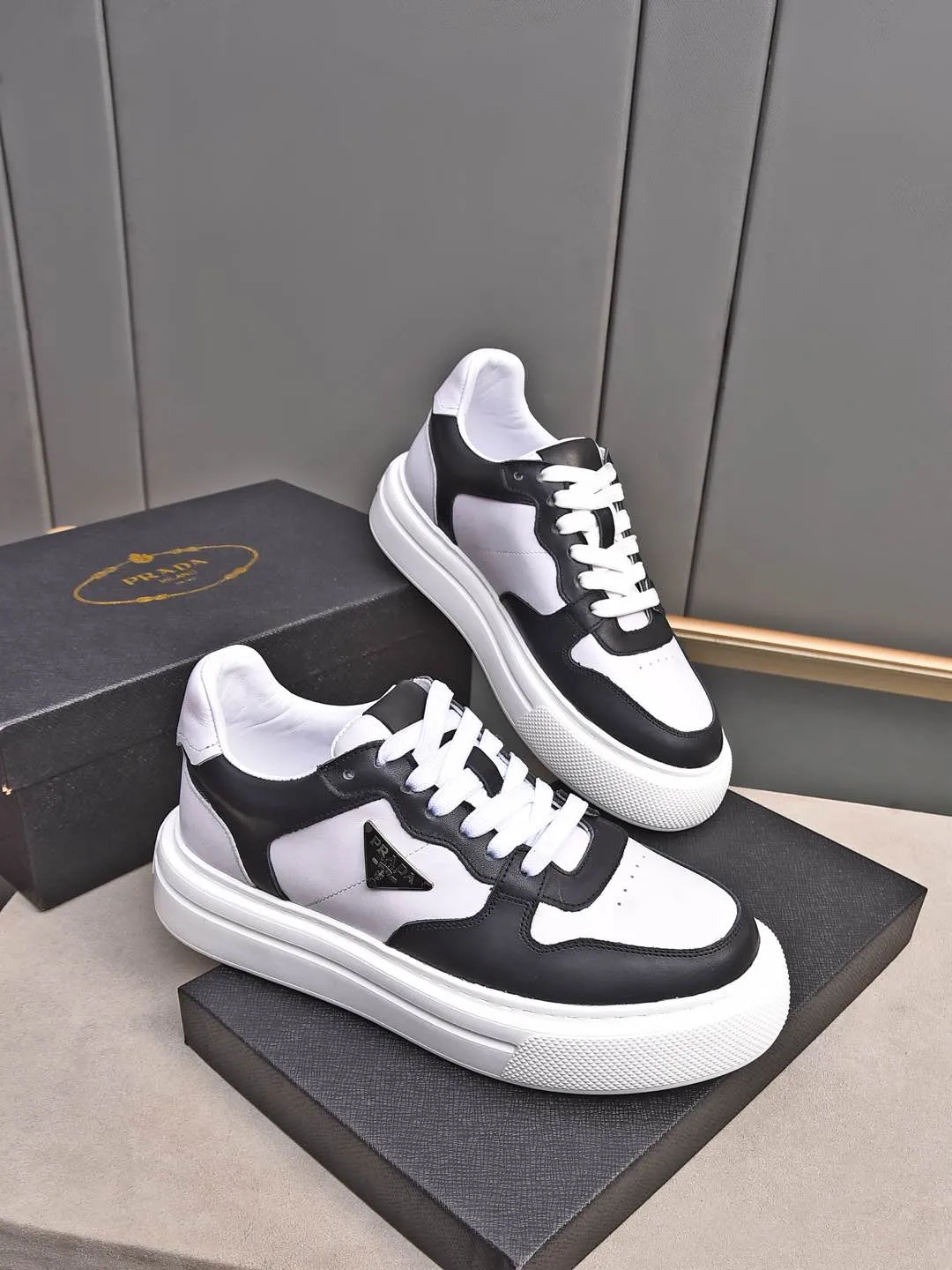 Men's shoes 💰500 Prada/Prada Men's new casual shoes, this upper is made of imported calfskin. The outside is decorated with the P family's classic metal triangle enamel logo, with cowhide lining and cowhide for the foot pads. The outsole is made of non-slip sports exclusive rubber outsole with logo, which feels good on the feet. It is a fashionable and fashionable item!  Size: 38-44 (45 customized)